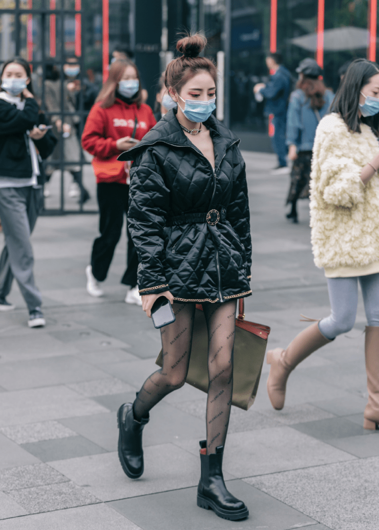 别迷信"光腿神器"了!想时髦就得扛住冻,看小姐姐街拍就知道