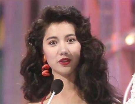 可能很多人不知道,袁咏仪是1990年的香港小姐冠军,同时她还是当年的最