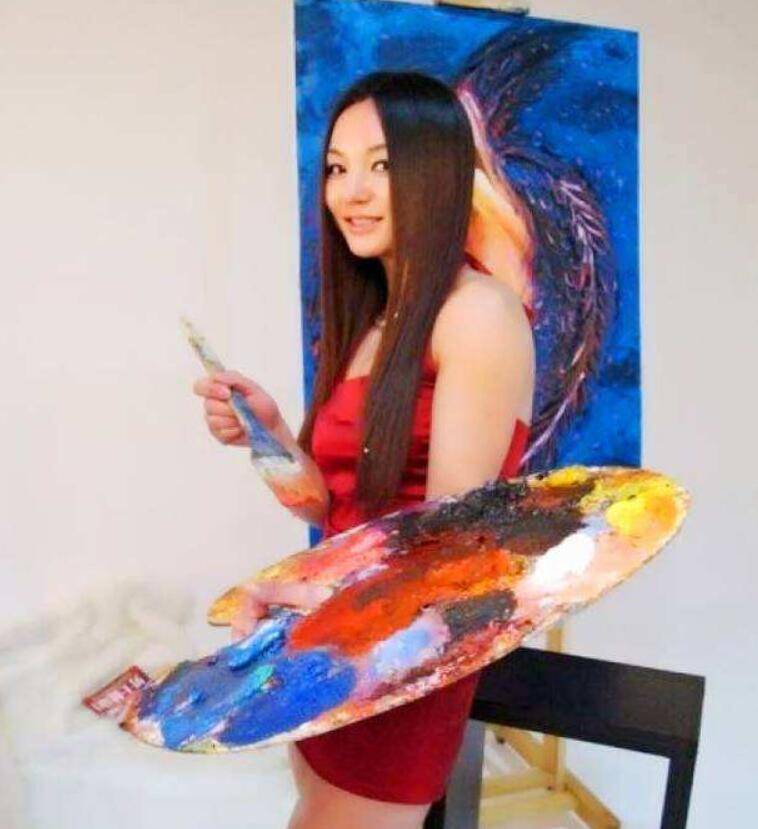 原创央美女画家为艺术献身，给自己画人体油画，网友：欣赏不了！