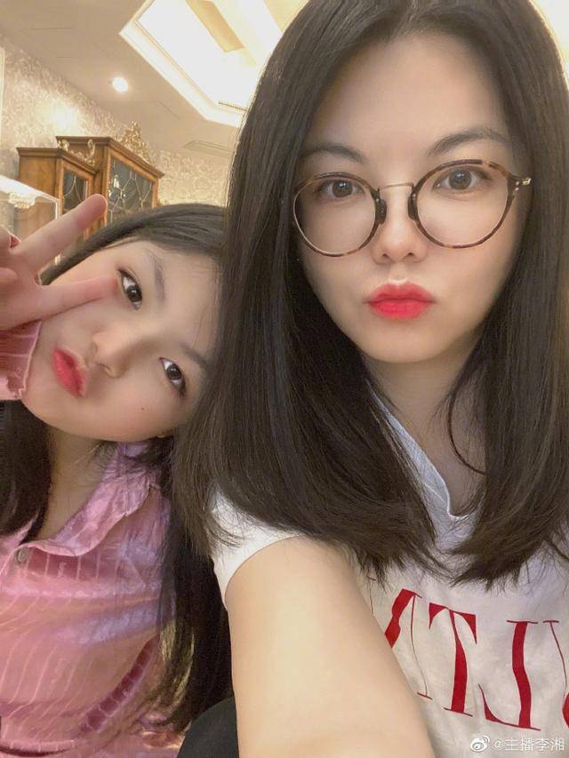 李湘晒老公女儿近照，11岁王诗龄身高到爸爸下巴