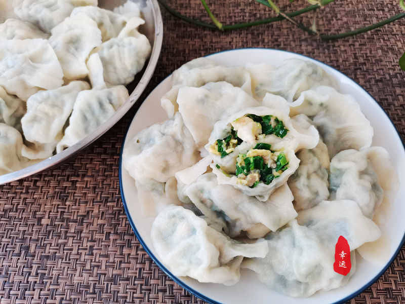 薄皮大馅的三鲜馅饺子,咬一口就能吃到虾仁,口感鲜香好解馋