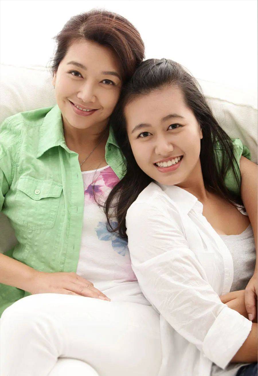 52岁江珊携女拍美照,穿绿衣白裤休闲又时尚,竟比女儿还显"嫩"