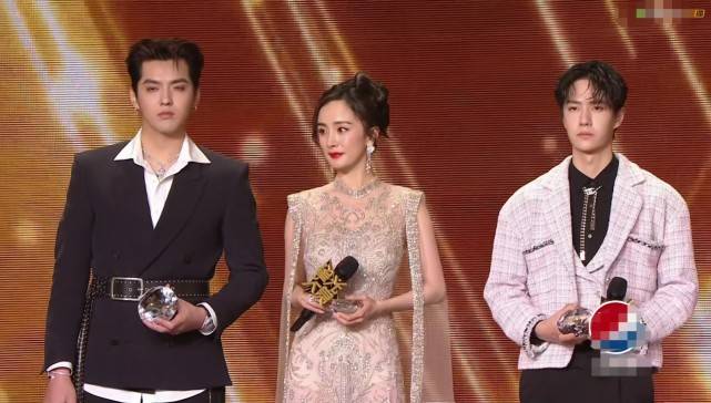 8位顶流同框:肖战站热巴杨紫的中间,星光大赏合影站位