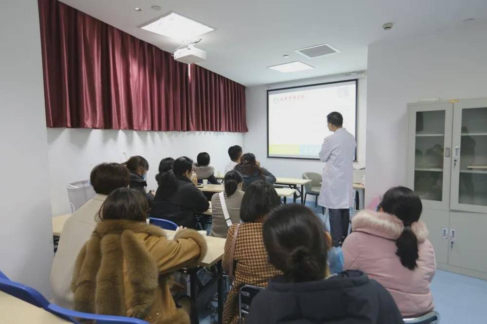 下午2点,在圣德医院生殖医学科会议室,由王海主任和杨威医生为大家