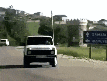 gif搞笑段子:大哥,先别高兴的太早了,你这一脚可闯大祸了!