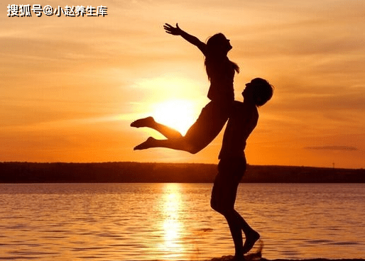 两个人腿绑在一起痛哭猜成语_两个人在一起的图片