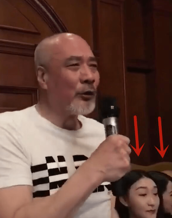 70歲徐少強老當益壯！須發全白KTV唱歌兩美女相伴，三婚娶小30歲模特 娛樂八卦吃瓜 第3张
