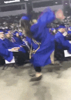 搞笑gif段子:没有点智商都斗不过穿尿布湿的!_妹子