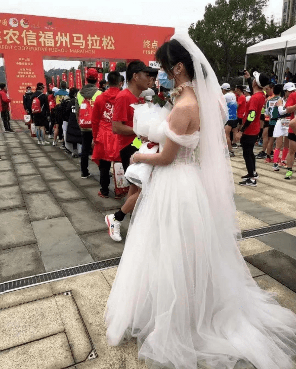 女孩穿婚纱求婚_美女穿婚纱现场求婚