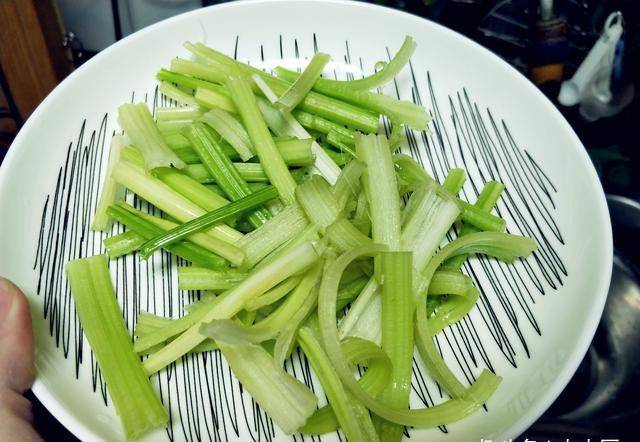 芹菜怎么炒不会变色 ab99d0678e8d4778b6375f7107a706b7.jpeg