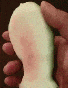 搞笑gif段子:拉自己一把没什么坎过不去的