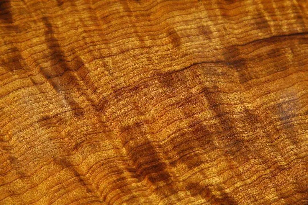 生长缓慢,产量极低,从古至今都是珍稀,昂贵的木材,以产自印度的老山檀