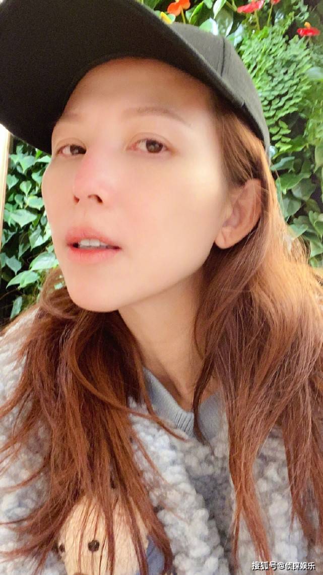 蔡少芬久违晒母女合照,47岁秀素颜难掩憔悴