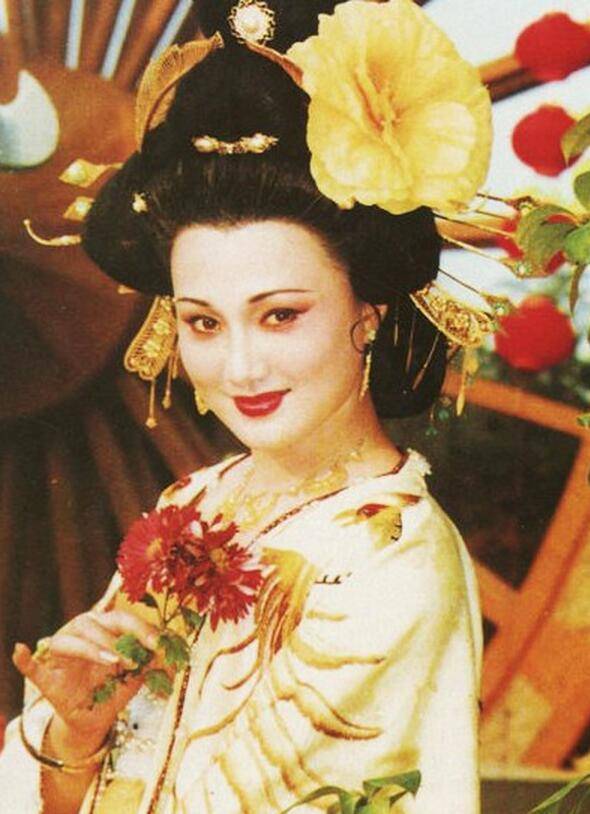 向華強侄女曾與成龍緋聞，46歲寒冬穿短裙商演身材曼妙，一雙筷子腿搶鏡 娛樂八卦吃瓜 第3张