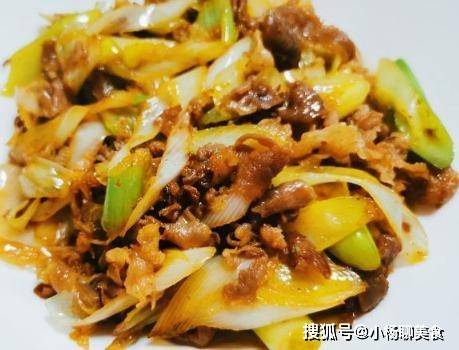 老爸做葱爆羊肉有妙招,用上小技巧,羊肉嫩滑多汁不膻,好吃不腻