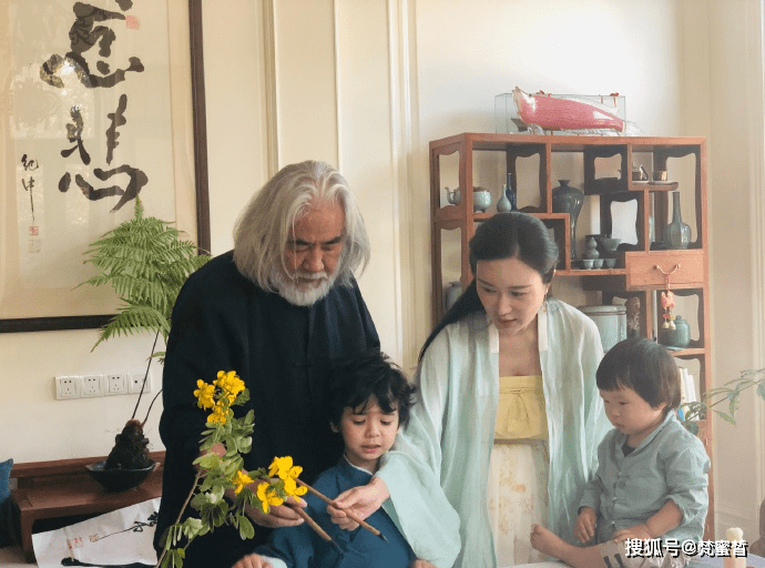 原创张纪中称愧对前妻,曾与前任互殴到住院,69岁和助理享天伦之乐