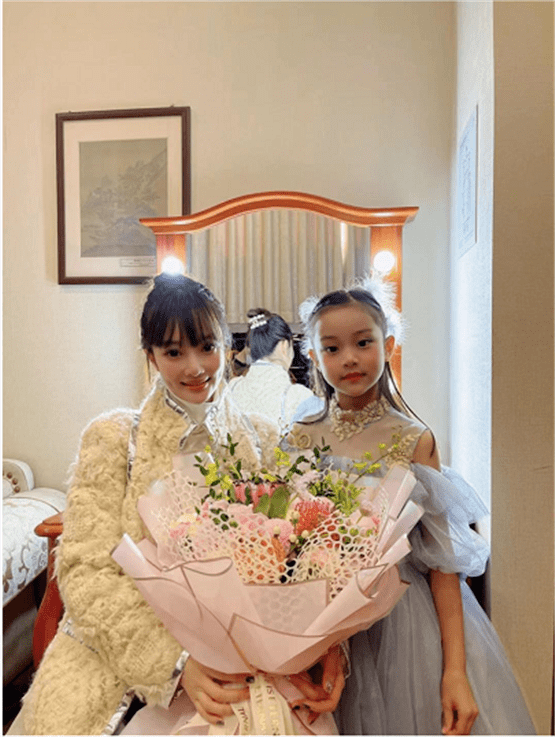 李小璐平安夜怀抱甜馨妈妈力十足,神秘男子现身家中