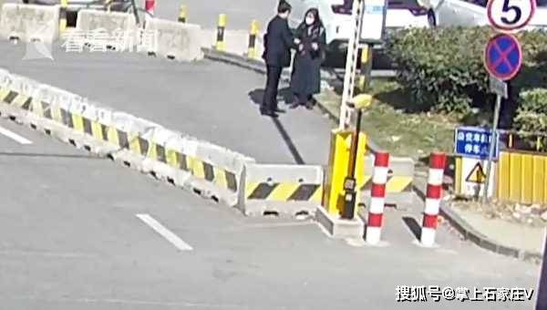 “戏精”老伯谎称手机掉了，骗走女大学生生活