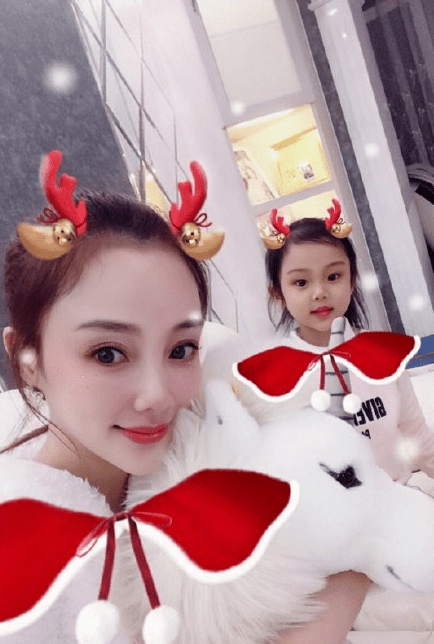 李小璐平安夜怀抱甜馨妈妈力十足,神秘男子现身家中