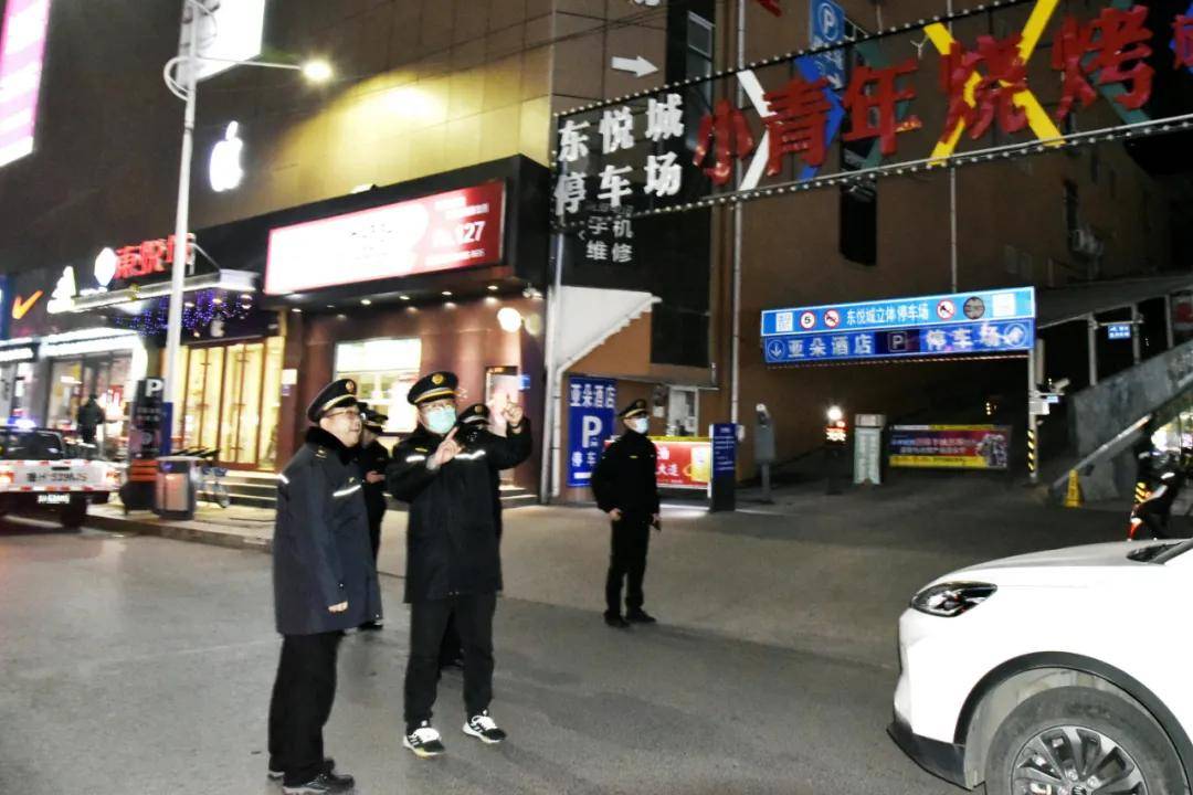 济宁城市管理局开展城区店招标牌发光字亮化排