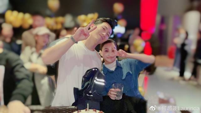 何超莲窦骁约朋友过圣诞,两人依偎一起高调放闪