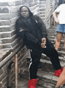 搞笑gif:眼疾手快,来自爸爸的保护很安全