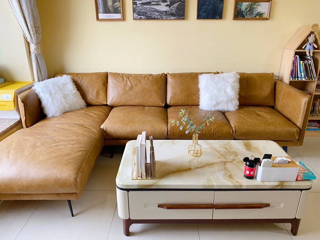 慵懒地躺着 奶黄色墙面搭配棕色转角沙发,自带优雅温馨的气质 搭配了