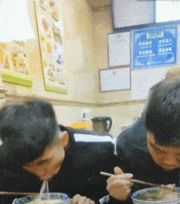 图片[1]-GIF搞笑段子：小伙子，吃了碗面被整个面馆的人无缘无故揍了一顿-妖次元