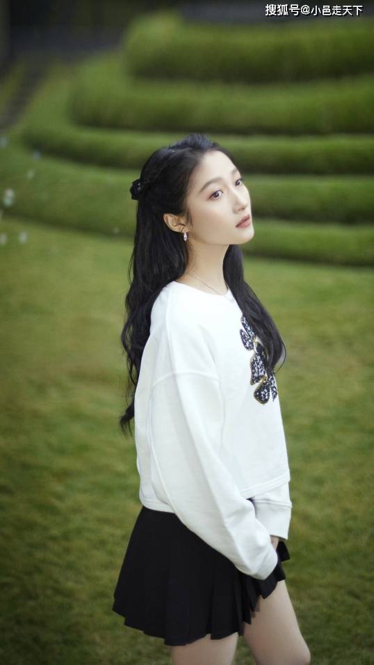 壁纸欣赏 关晓彤第3期 白衣黑裙甜美可爱写真