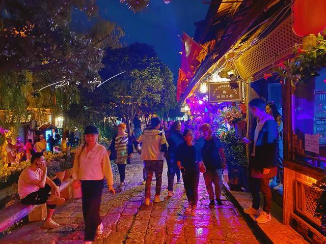 中国“夜生活”最丰富的古城，酒吧多到数不清，游客都想来找艳遇