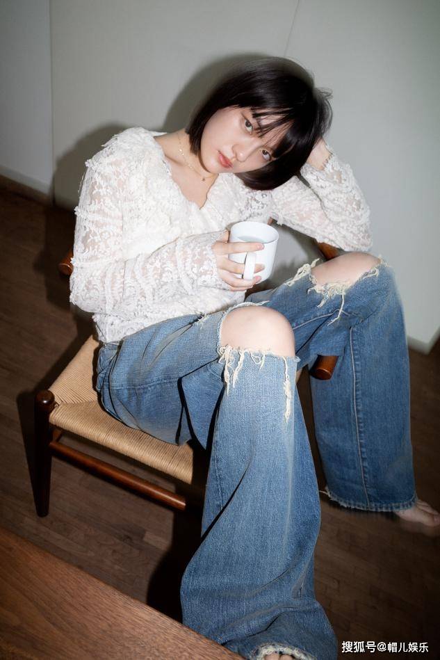 穿搭上会显的更加成熟稳重,性感味十足的一字肩波点连衣裙,打造出迷人