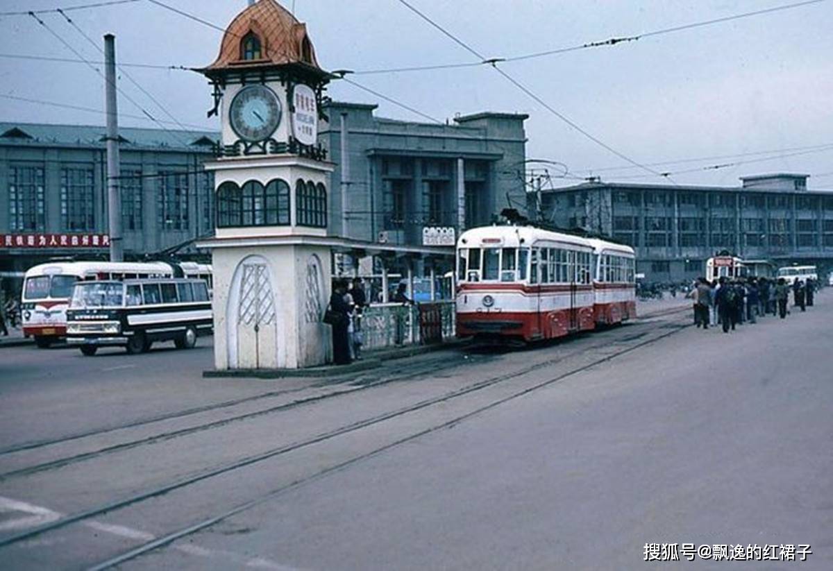 1980年代,哈尔滨市内的有轨电车.1980年代,哈尔滨市内的景阳街.