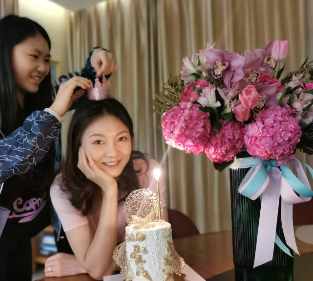 张艺谋为小女儿开心庆生,14岁张壹娇像极妈妈