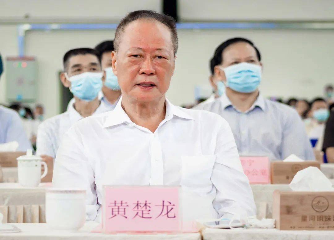 黄楚龙以前不过是一名普通的水泥工人,没有背景,也没有学历,通过自己