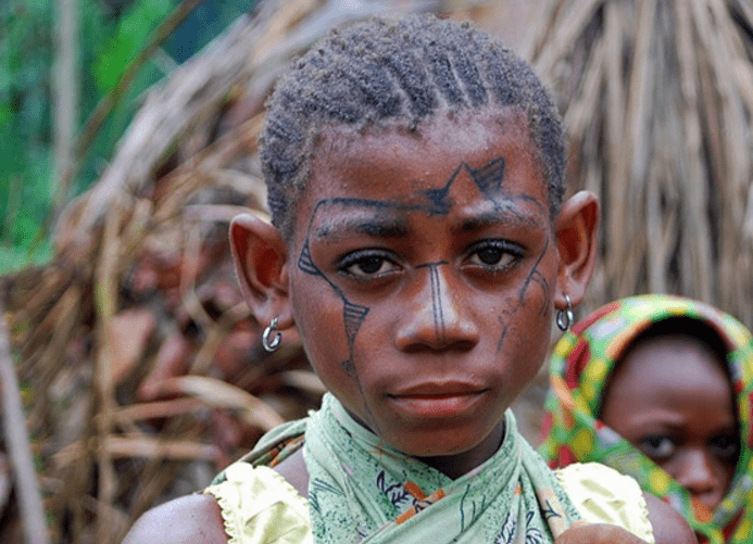 非洲“小矮人”部落，身体发育特别快，8岁就能生儿育女
