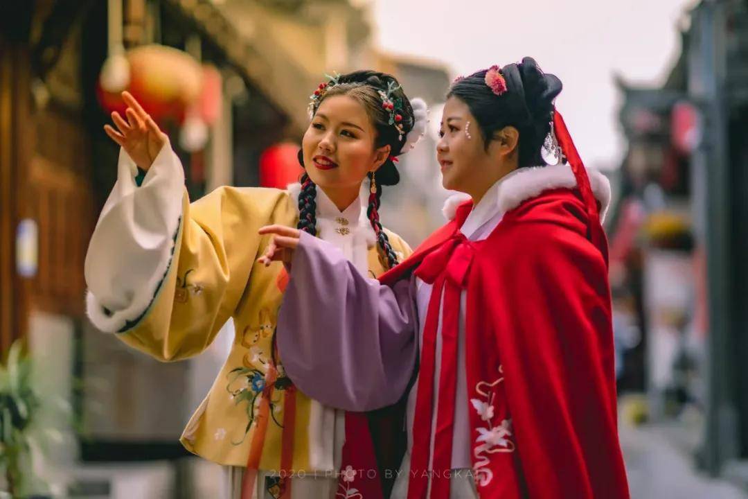 参赛选手在国家aaaa级旅游景区石泉老街汉服街拍秀