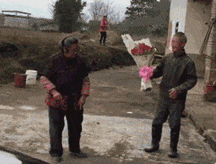 猝不及防的大爷让大妈很尴尬,哈哈笑死我了