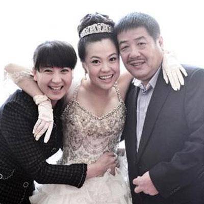 亲手拔掉父亲氧气管,曾红过赵本山的她如今却惨遭网友抵制!