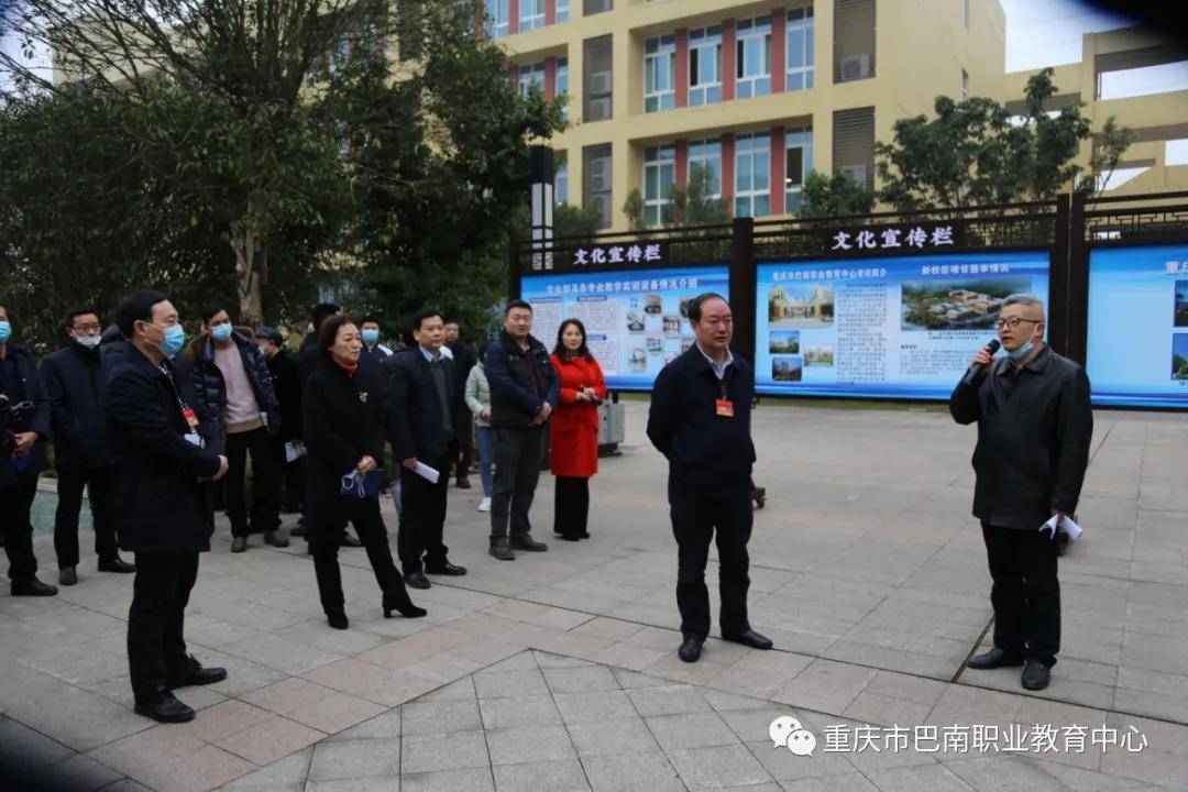 巴南区教委专职副书记朱勇介绍巴南区教育发展整体情况