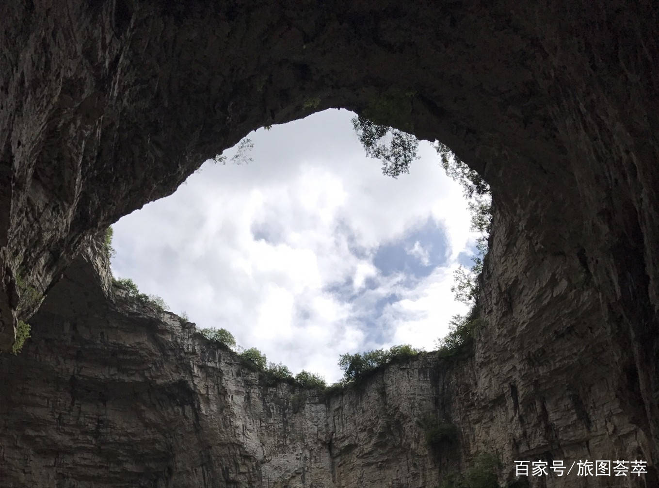 世界第一大天生桥，隐藏于贵州一大山深处，桥身最宽处达200米