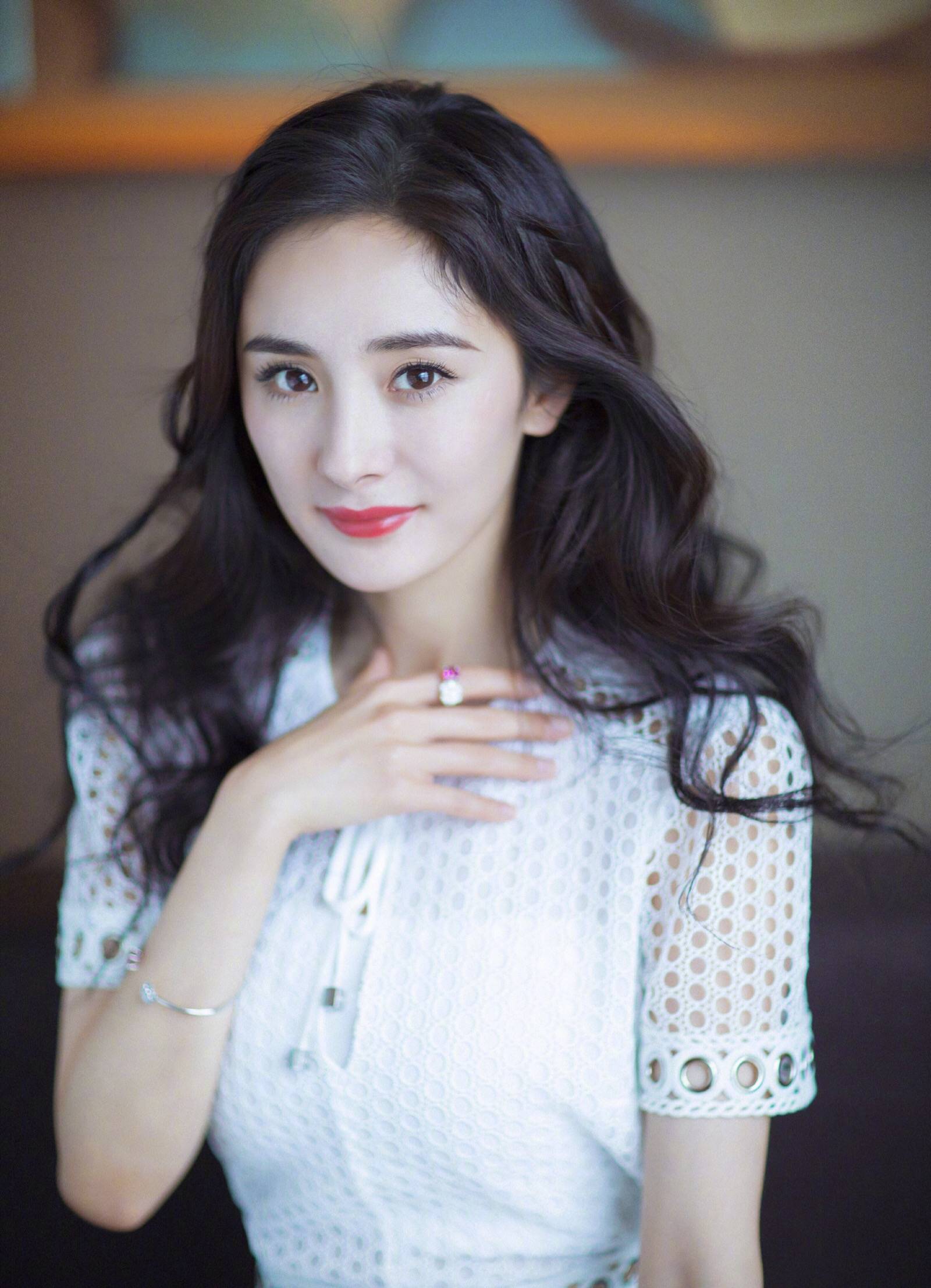 杨幂自黑说发际线高,暗指和热巴不和原因,让黑粉无地自容,实在高明!