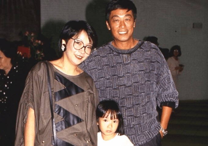 86岁曾江陪77岁妻子买菜,身材发福精神好,主动拎包太贴心