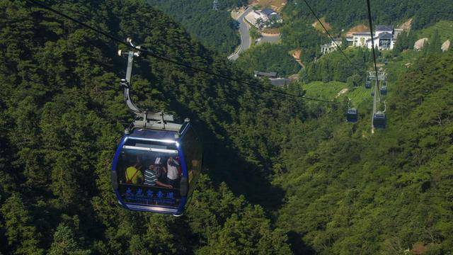 别样旅游 通过索道游览天柱山世界地质公园