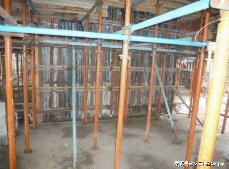 2)支模架不设扫地杆,立,横杆间距过大,防滑保险扣件未扣,上部不设
