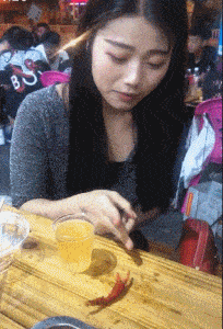 搞笑gif段子:7,没想到故意晚两个小时来你还是没准备好一个年轻女孩与