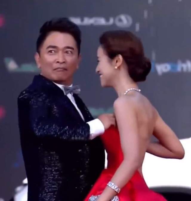 原创吴宗宪不仅帮女儿提抹胸裙,还和女儿亲吻,父女相处的界限在哪?