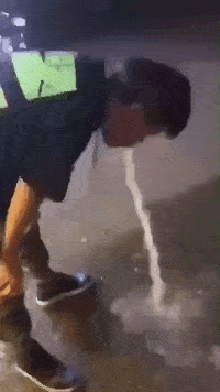 搞笑gif段子7误会有次去超市买了桶油下班在家炒菜邻居一小妞来串门