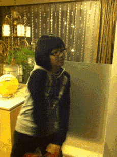 gif搞笑趣图:大姐这气质这风采,在骑上这二八大杠,完美