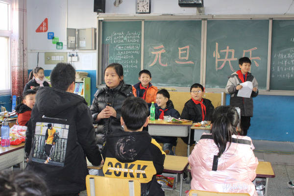 原创二七区苗圃小学举行"迎新年 庆元旦"联欢会