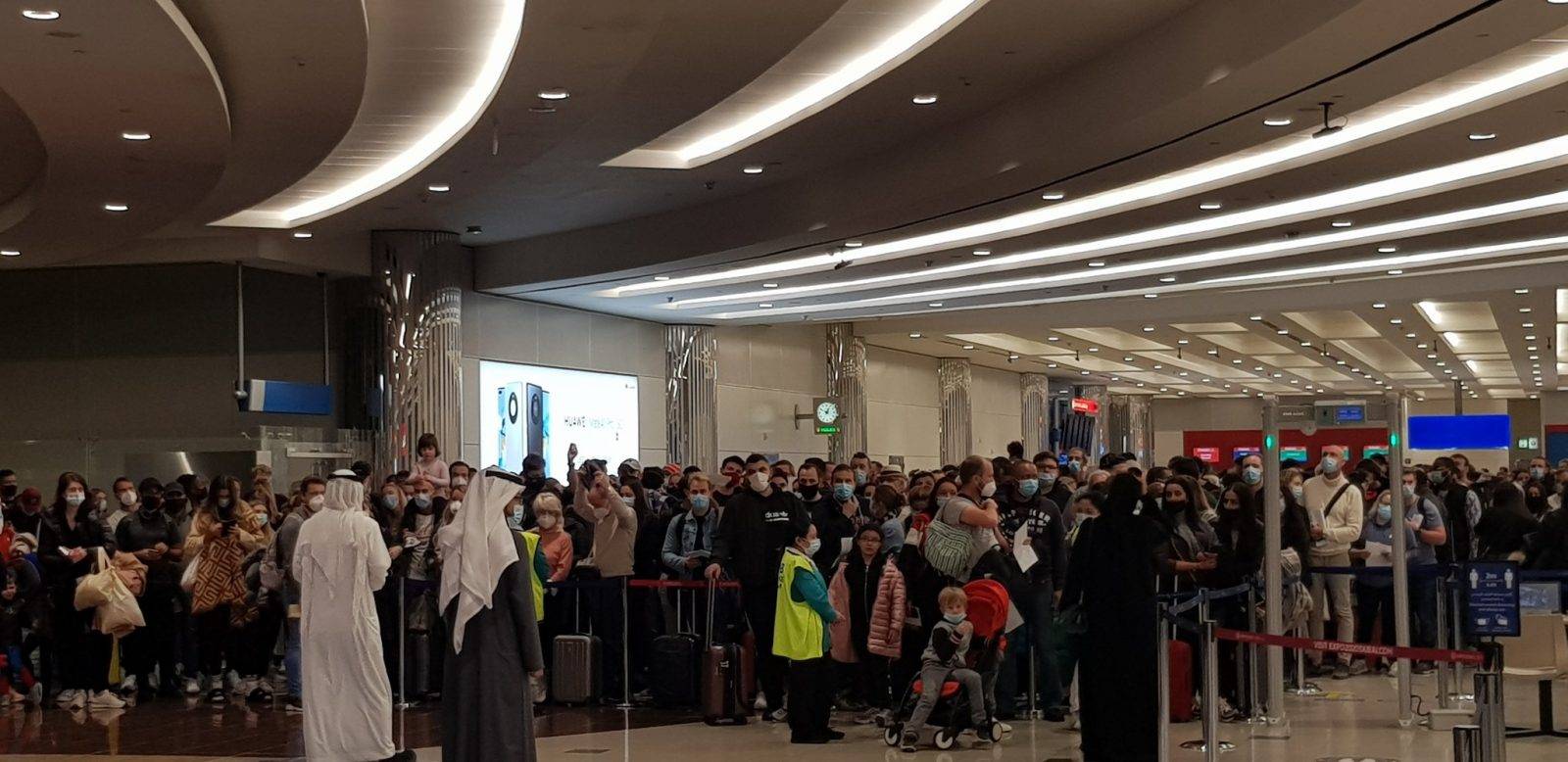 大批人群参加新年庆祝活动,迪拜国际机场出现混乱!